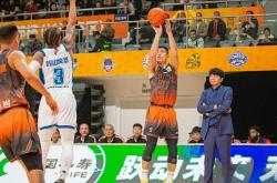 开云体育APP下载-太阳横扫76人，高诗岩关键制胜