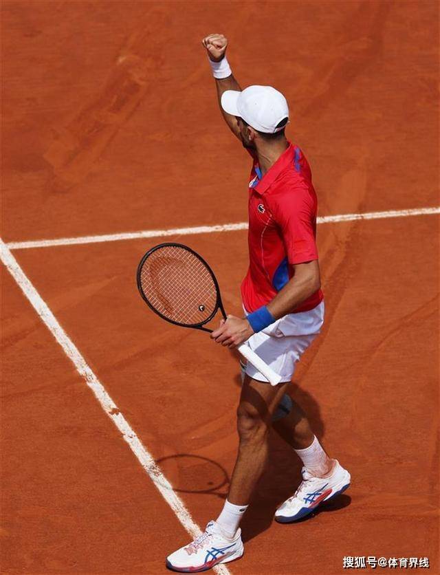 关于世界网球队险胜英国网球队，德约科维奇高光表现的信息