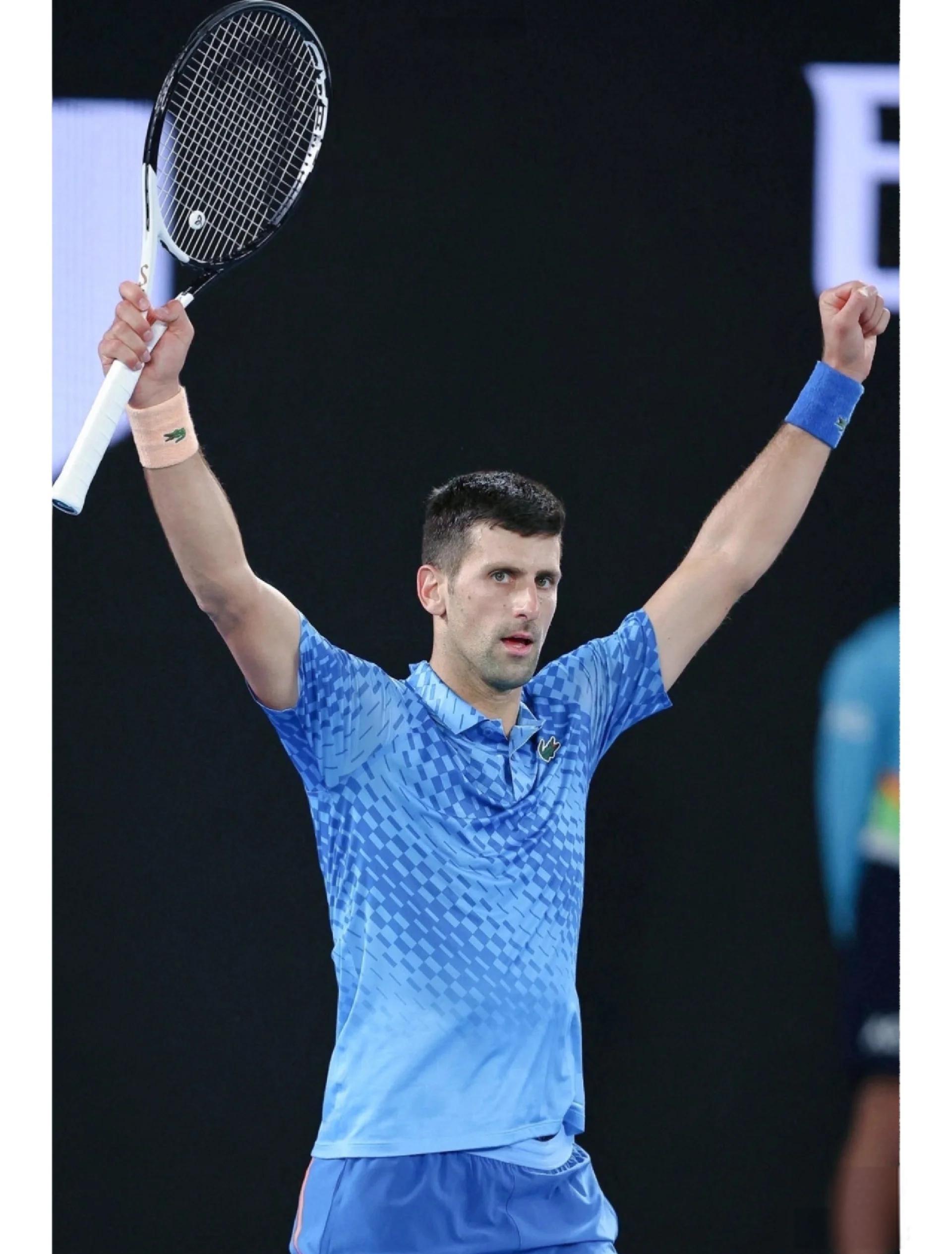 关于世界网球队险胜英国网球队，德约科维奇高光表现的信息