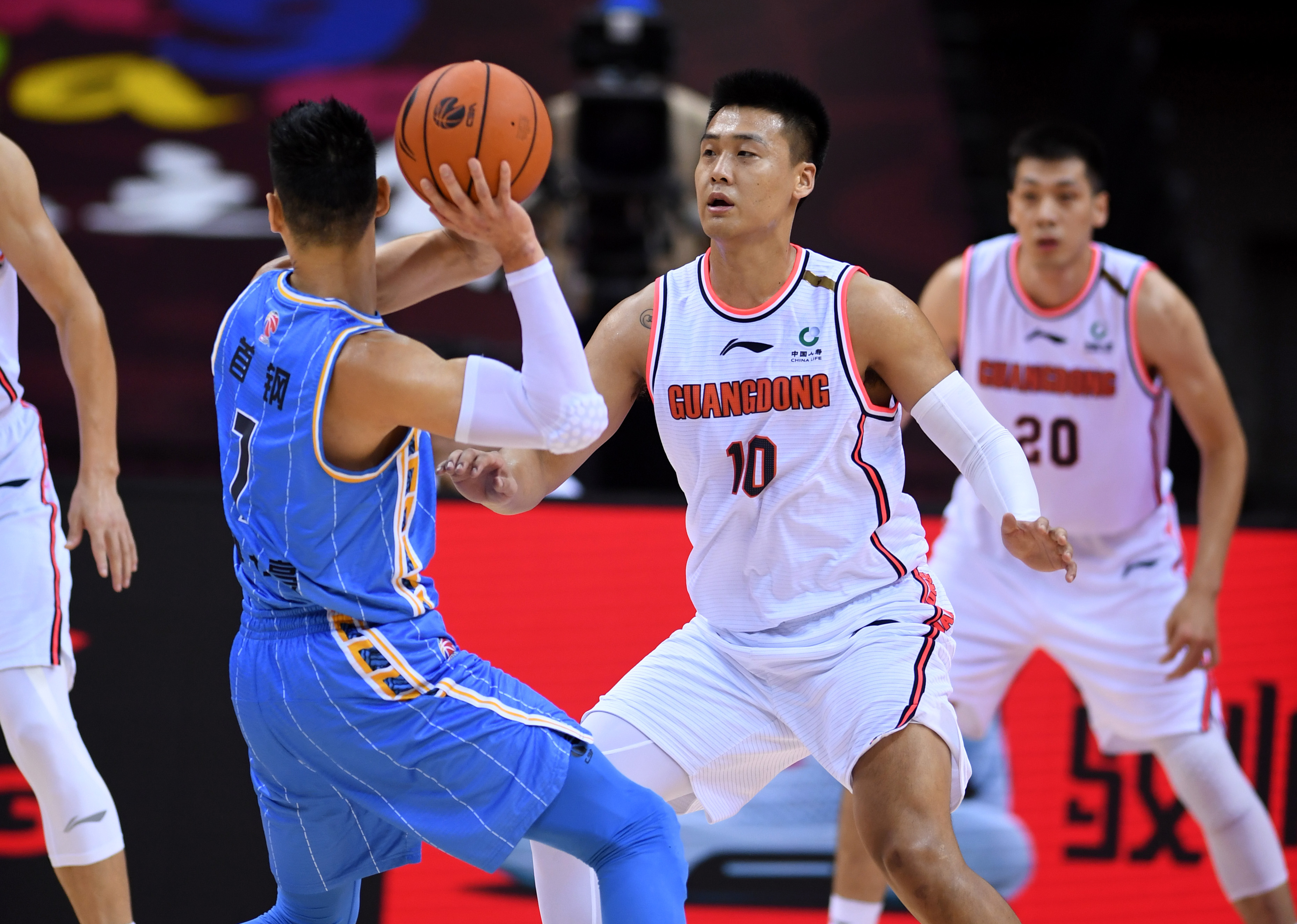 上海队绝杀新疆队，詹姆斯关键制胜